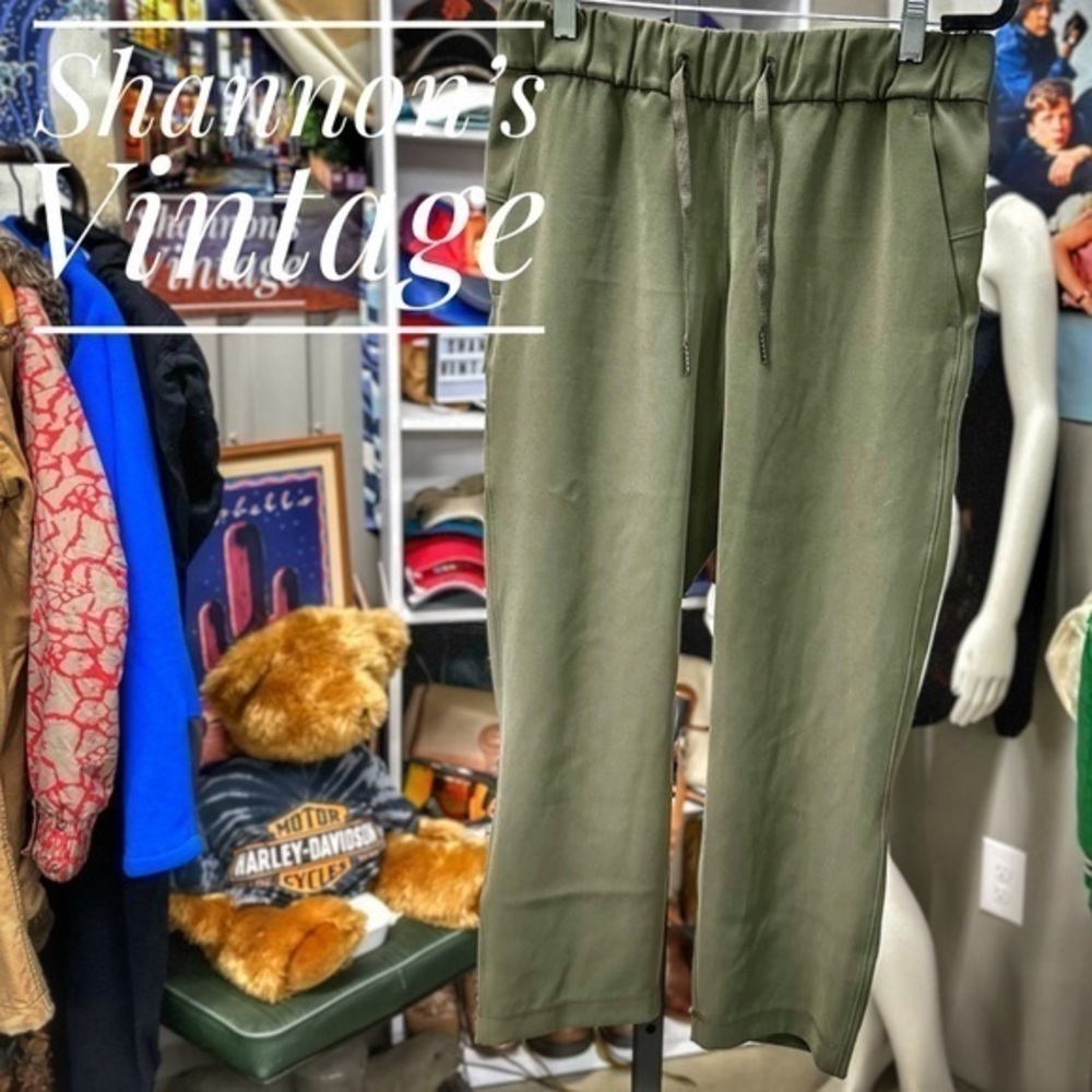 Lululemon sz 6 mid rise crop pants A5